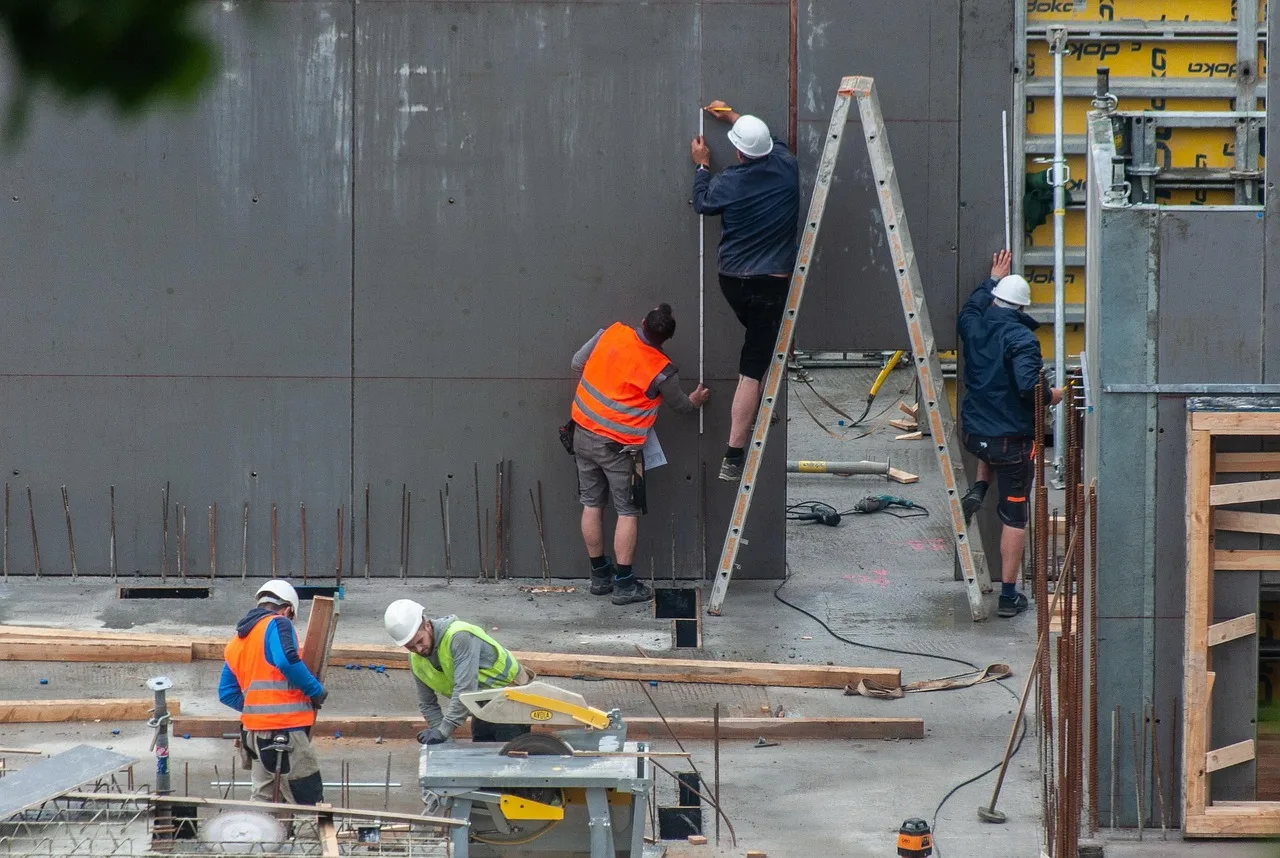 construction site, workers, housebuilding, construction workers, handymen, craft, equipment, construction site, construction site, construction site, construction workers, construction workers, handymen, handymen, handymen, handymen, handymen. Backyard build mistakes: the stage where each one is most likely